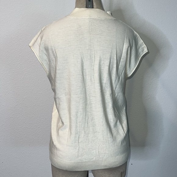 Sleeveless Lightweight Sweater Vest - Picture 2 of 3